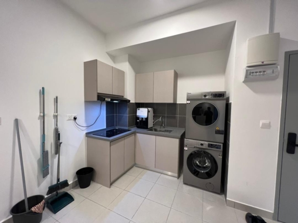 The Netizen Middle Room Fully Furnished For Rent
