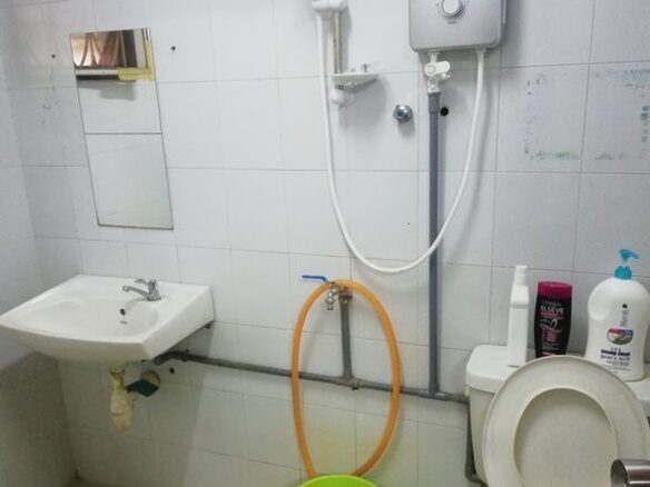 2 upstairs medium room for rent