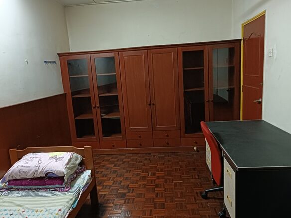 2 upstairs medium room for rent