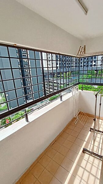 Balkoni Single Room Male at Flora Damansara KPJ2 1Utama