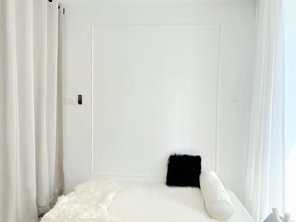 Balcony + Medium Room Near MMU and UoC