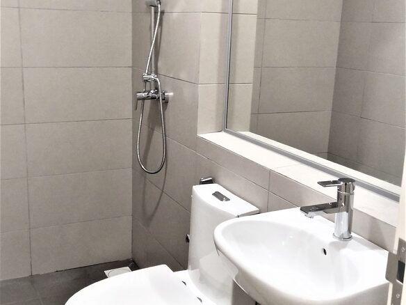 Balcony + Medium Room Near MMU and UoC