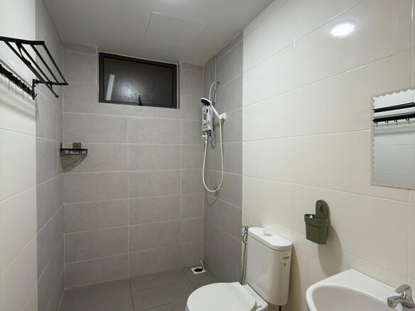 Topaz Condominium _R1 Master Room_Female w Bath
