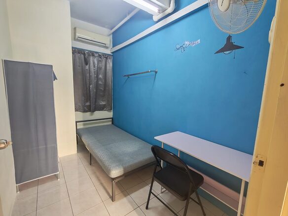 ROOM TO LET, WITH AIR COND