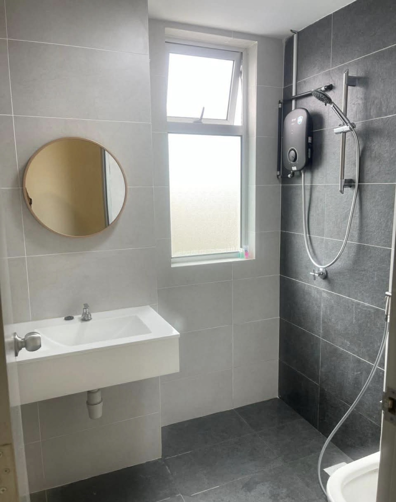 A Fully Furnished Single Room Available For Rent